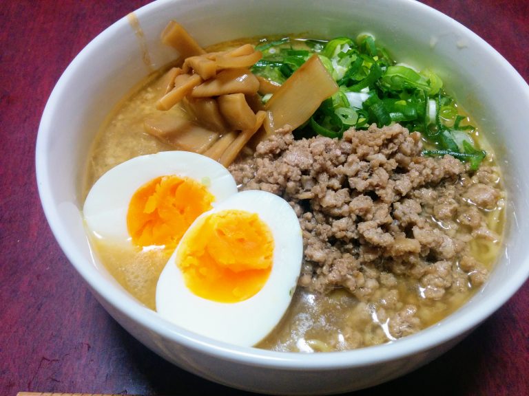 日清のますたにラーメン