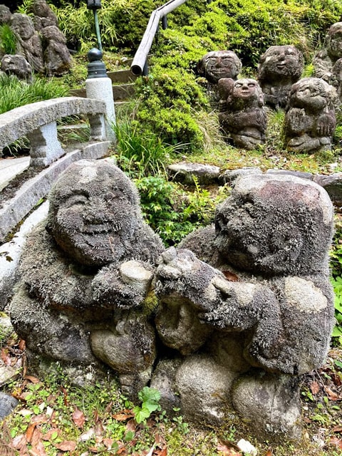 お酌を酌み交わす羅漢像