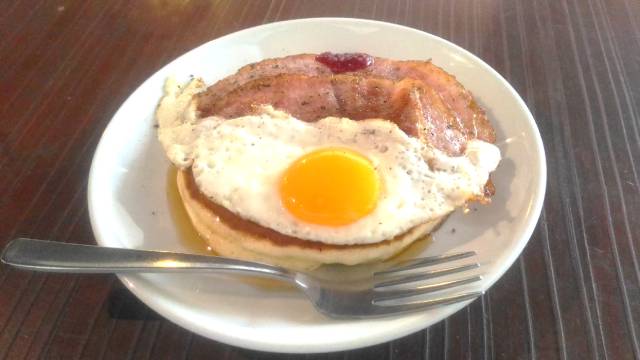 bacon and egg hotcakes