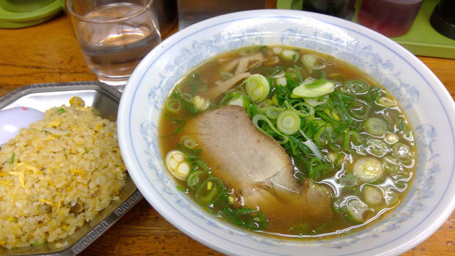 鳳林ラーメンの焼き飯セット