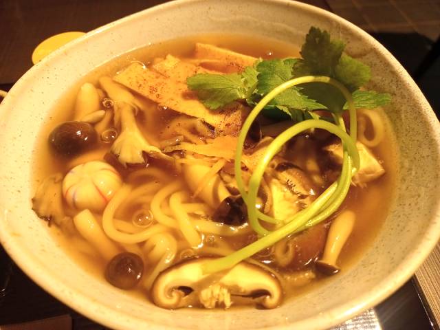 Yuzu-scented Kyoto udon noodles with starchy sauce of aburi-kitsune and mushrooms