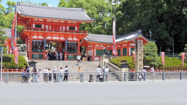 Yasaka Shrine crowded with people