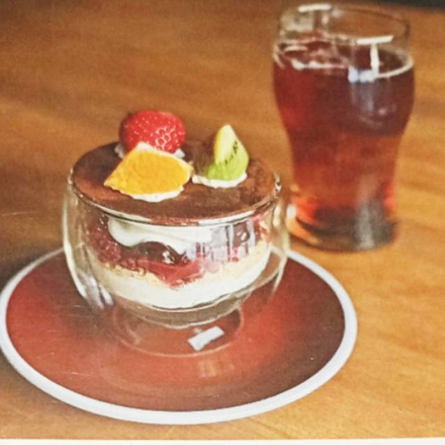 ３種類のフルーツと自家製チョコのミニパフェセット。