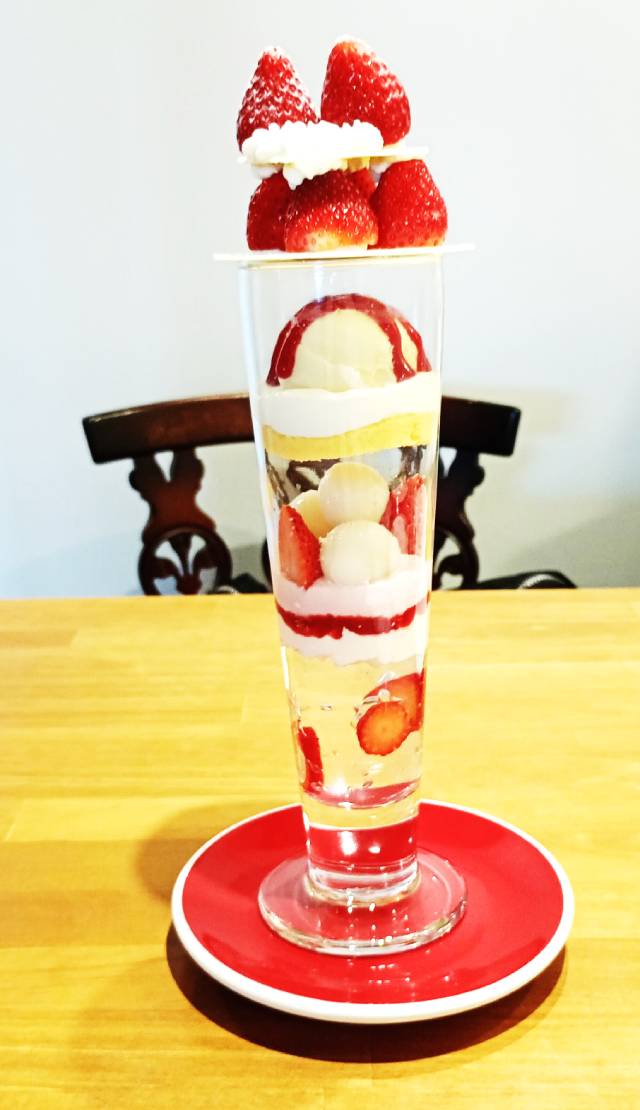 いちごづくしの贅沢パフェ。