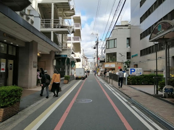四条烏丸の街並みの写真