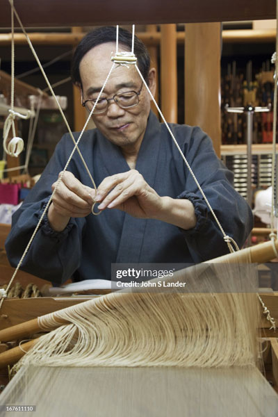 西陣織の職人が仕事をしている写真