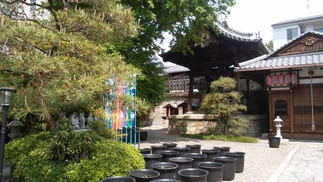 行願寺境内。