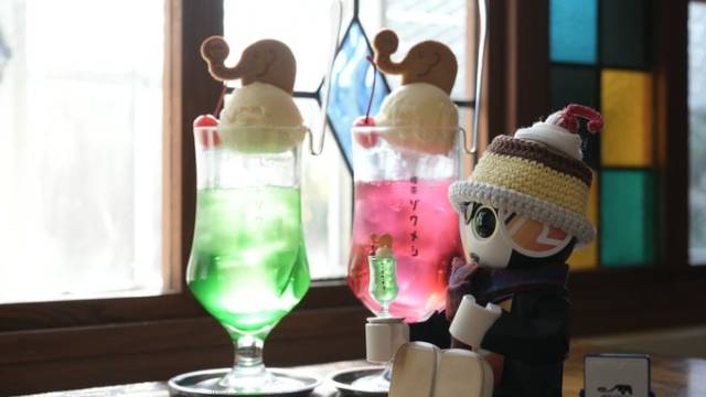 クリームソーダ（ゾウのクッキー付き）。