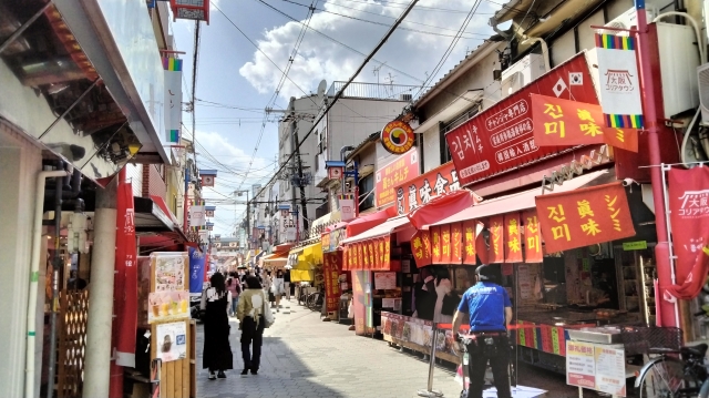 鶴橋韓国市場の写真、中ほどの通路