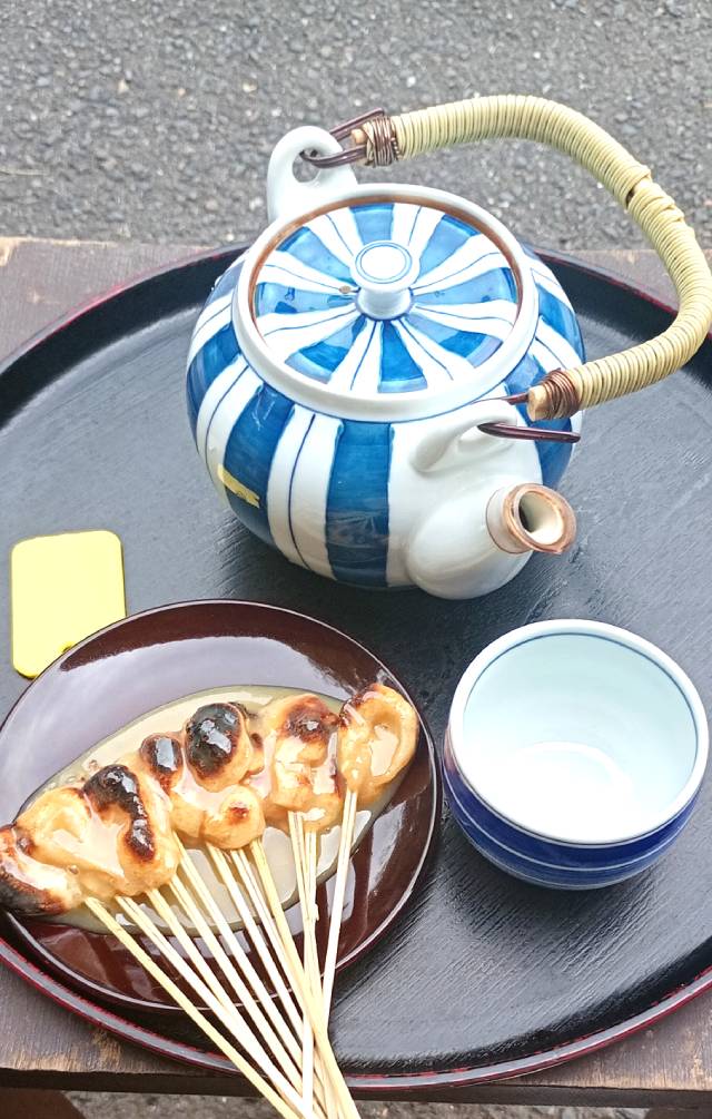 あぶり餅とお茶のセット。