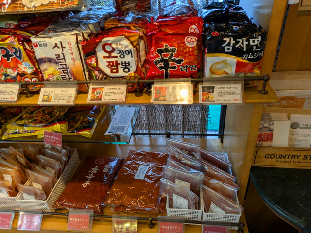 インスタントラーメンが並んでいる写真