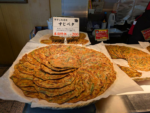 焼きあがったチヂミがお皿に盛りつけられて並んでいる写真