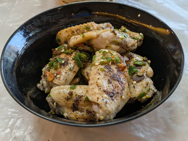 辛手羽焼きのどんぶり盛り付け写真２