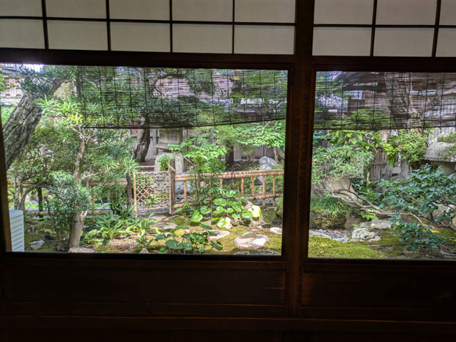 座敷から庭を眺めた写真