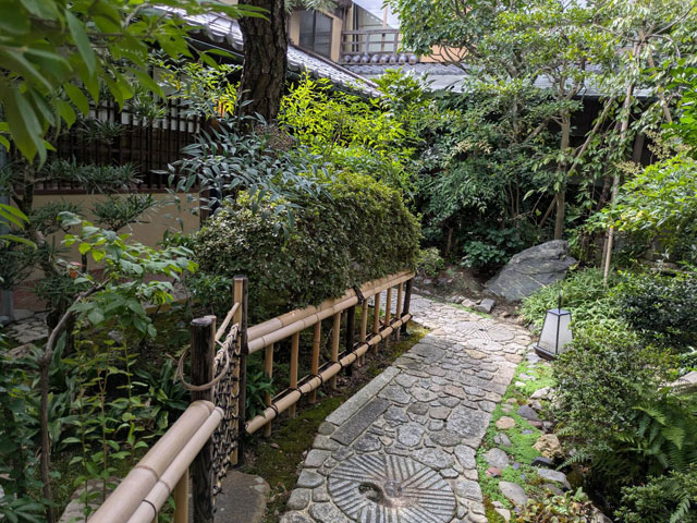 玄関を入ってすぐの石畳の通路