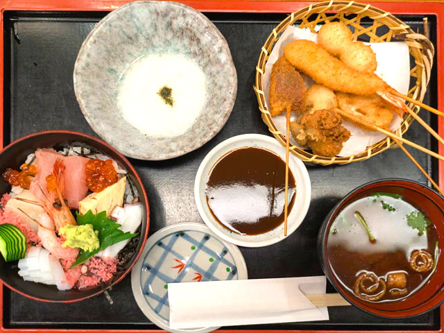 ミニ海鮮丼と串カツ5本セットのランチ