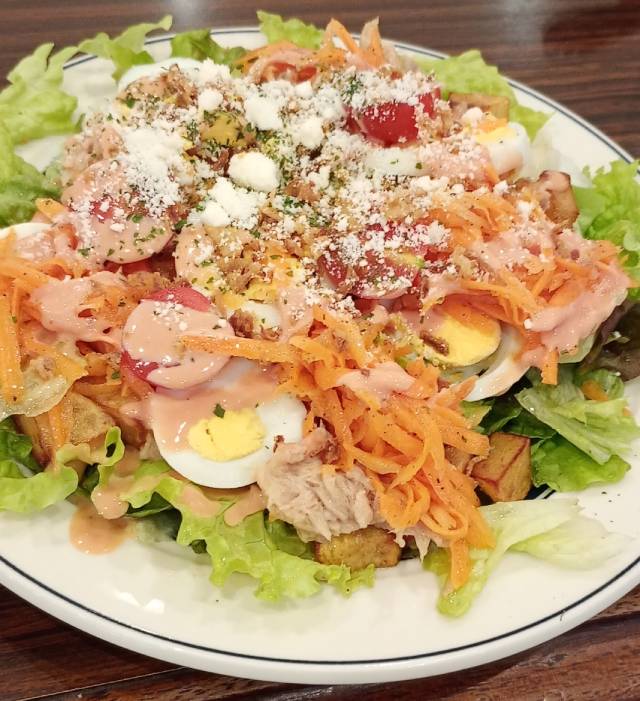 ニース風ツナとジャガイモと人参ラぺのサラダ。