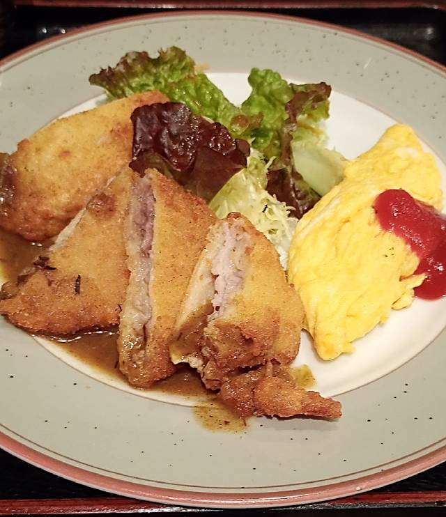 一口とんかつと洋風オムレツ、サラダ。