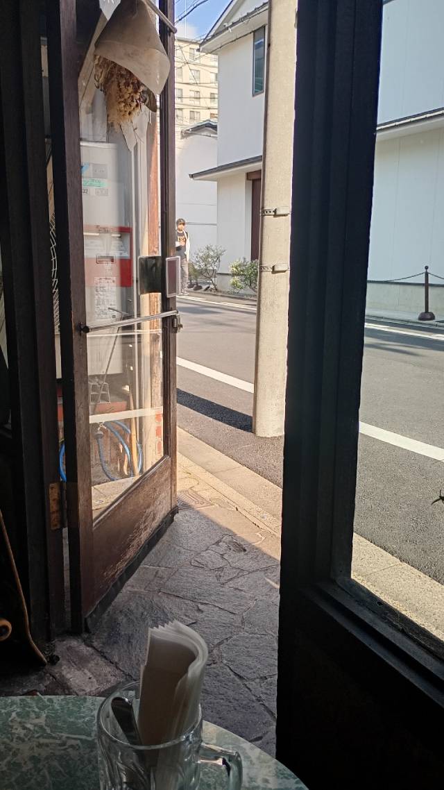 入口から通りを眺める。
