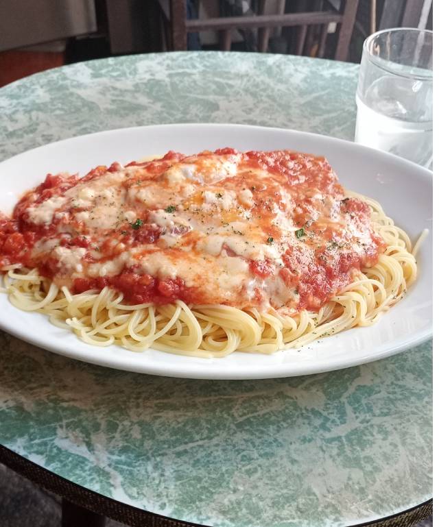 半熟卵とチーズとトマトのスパゲティ。