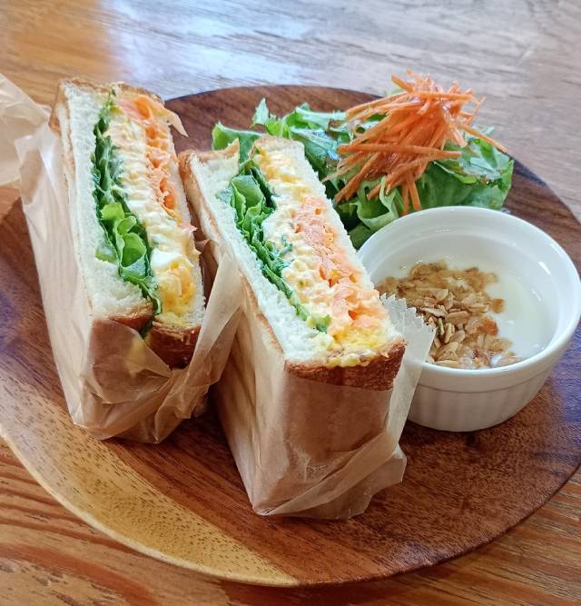 卵と野菜のサンドイッチプレート。