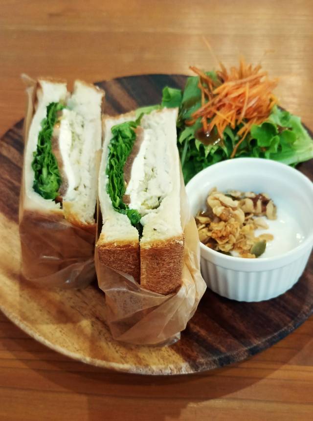 バジルチキンと野菜のサンドイッチプレート。