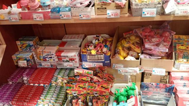 駄菓子屋さんのお菓子。