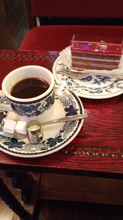 コーヒーとラズベリーショコラケーキ。